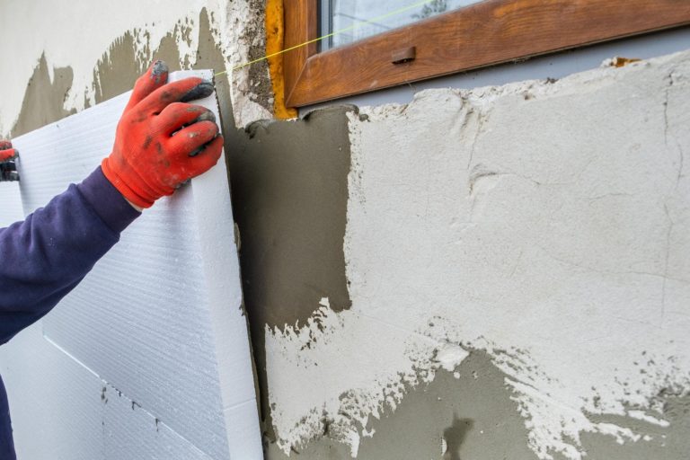 Polisztirol ragasztó anyagszükséglet: mennyi ragasztó kell a szigeteléshez?